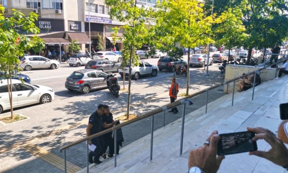 Θεσσαλονίκη: Ποινική δίωξη για απόπειρα ανθρωποκτονίας στην 31χρονη που μαχαίρωσε τον σύζυγό της